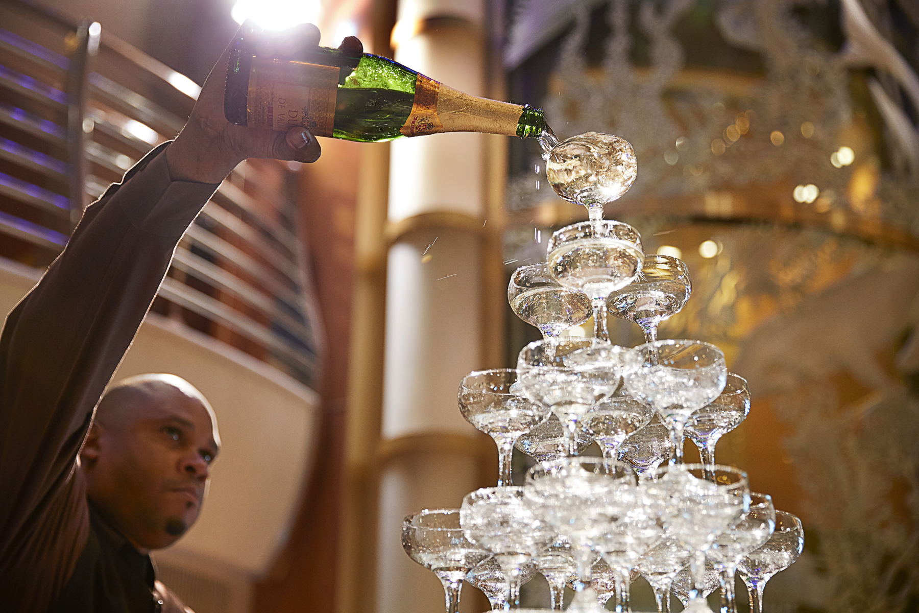 Cascade de champagne dans l'atrium d'un bateau de croisière Princess (source : Princess Cruises)